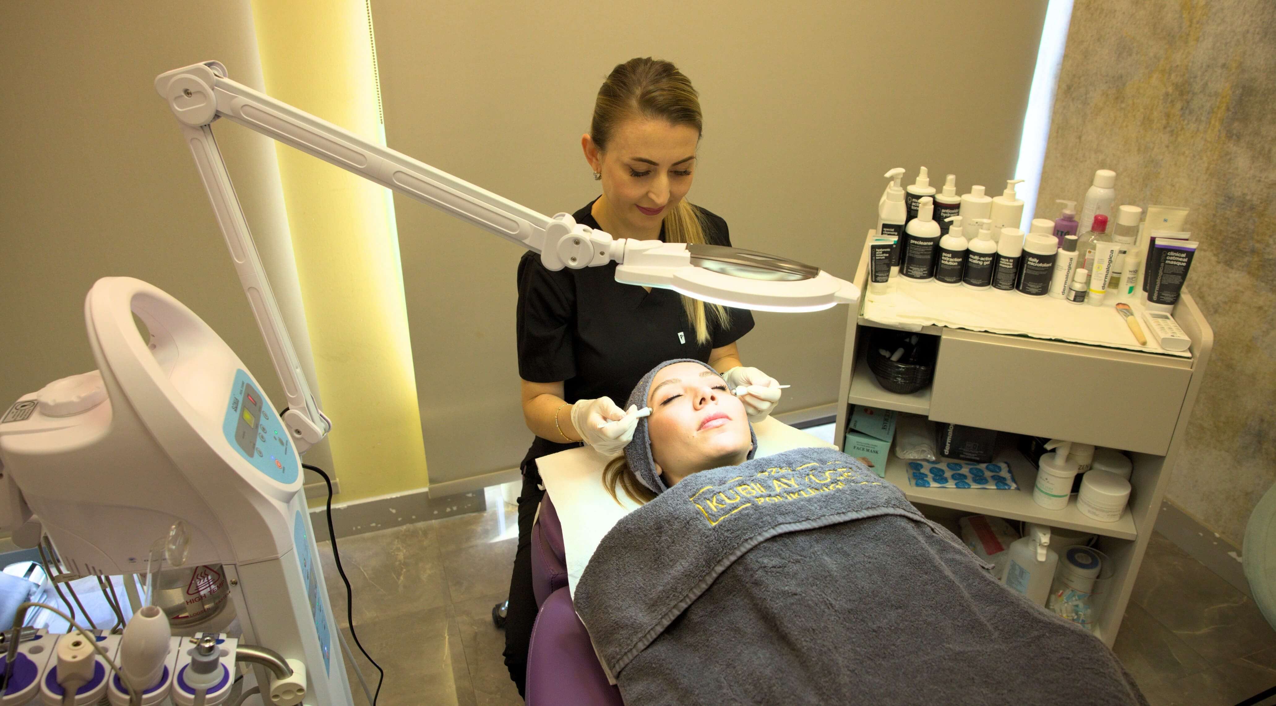 Antalya Özel Kubilay Yücel Polikliniği'nde, Dermatolog Dr. Kubilay Yücel ve uzman ekibi tarafından uygulanan Cosmelan Peeling (Enzimatik Peeling) ile leke tedavisi, ciltteki lekelerin giderilmesi ve cilt yenilenmesinin desteklenmesi için etkili bir yöntem.